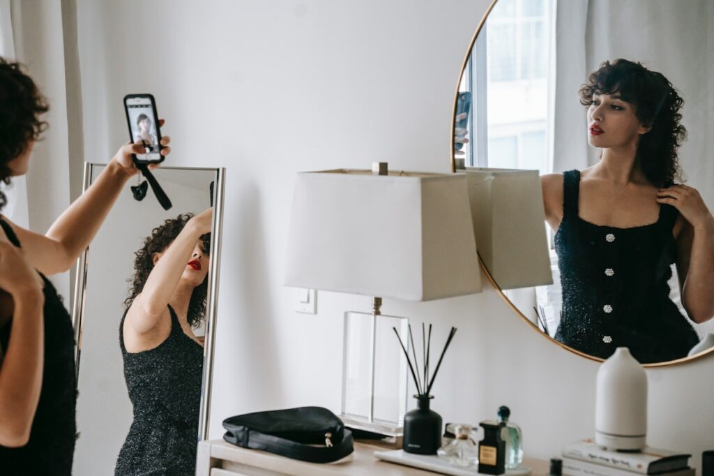 16 Creative Mirror Photography Tips, Outdoor Mirror Selfie Ideas