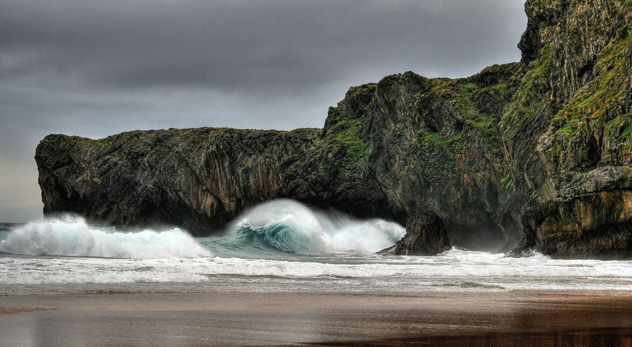 blurry ocean waves