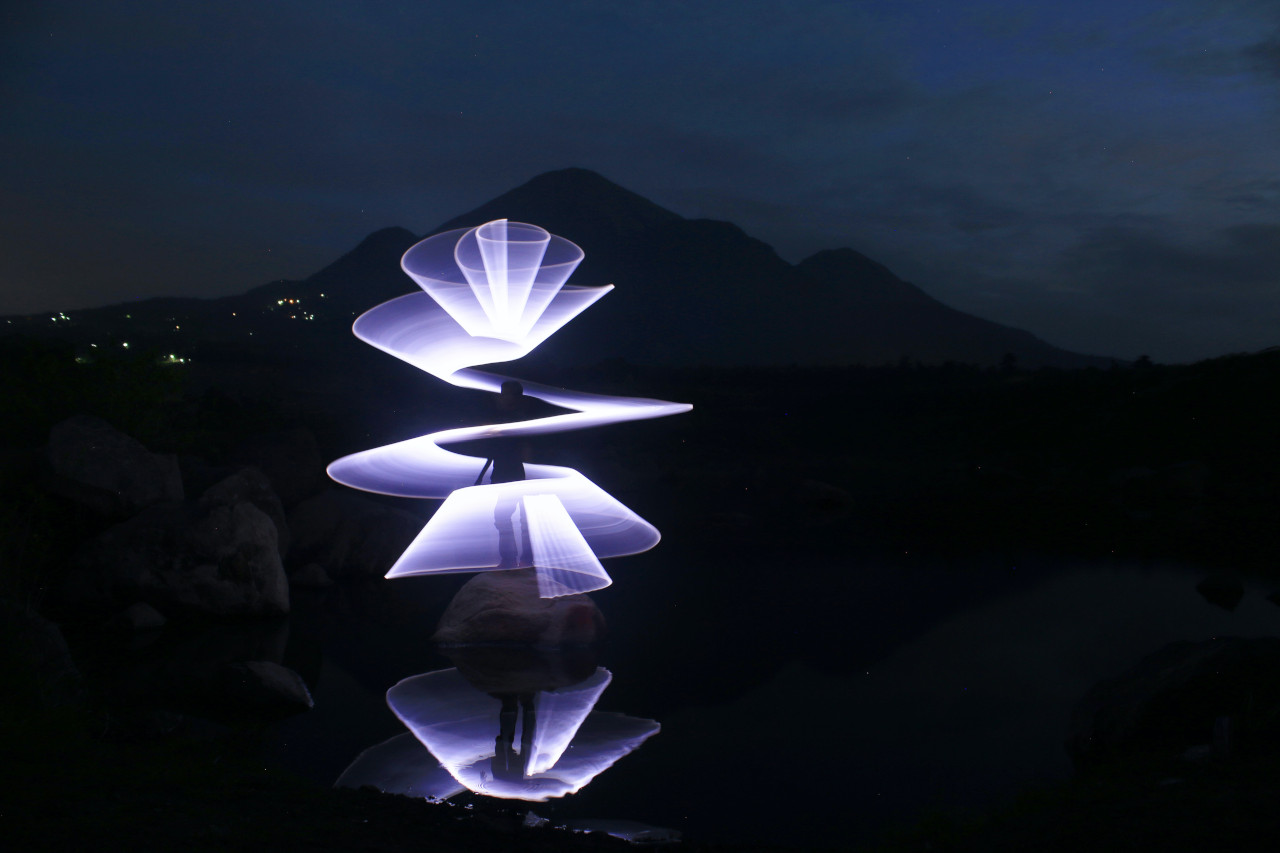 Showcase of Dazzling Light Painting Artworks - Hongkiat