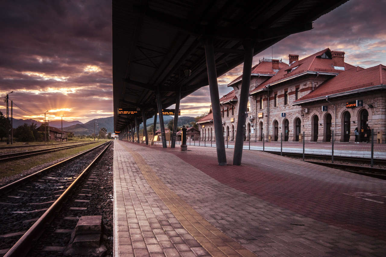 leading line by train track