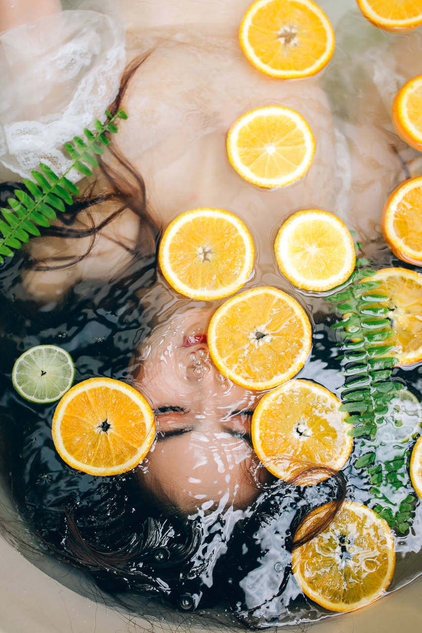 boudoir photoshoot in a bathtub