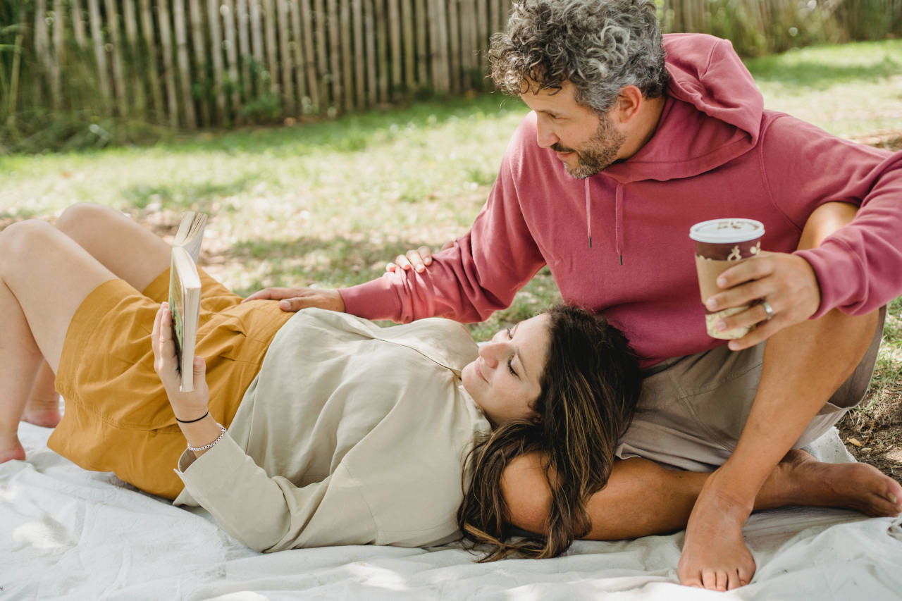 couple taking casual maternity photoshoot