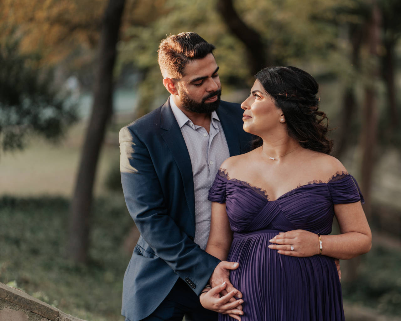 maternity couple photoshoot idea holding hands