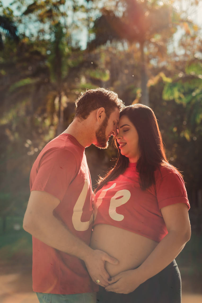 couple with matching clothes for maternity photoshoot