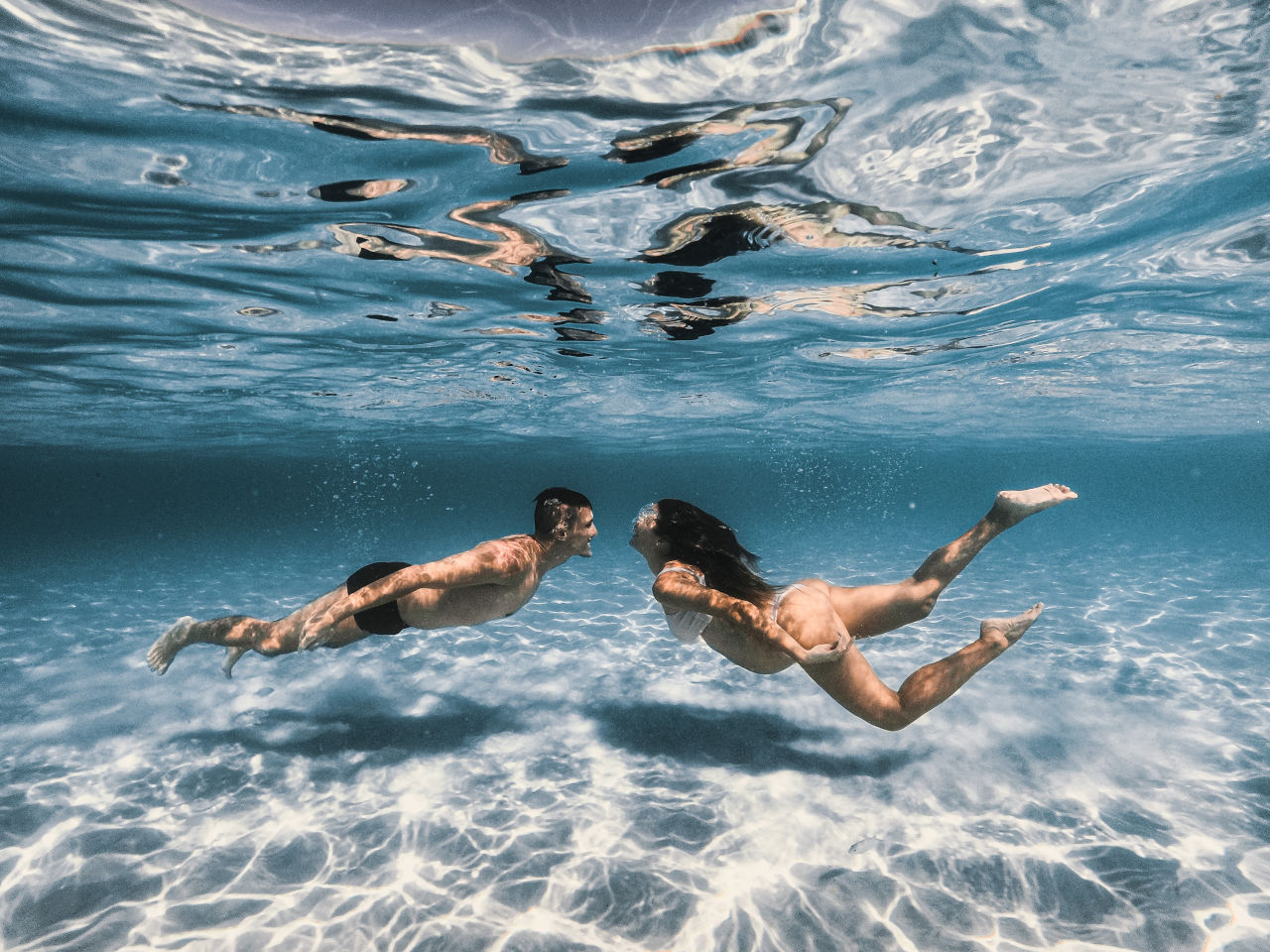 maternity couple photoshoot ideas swim