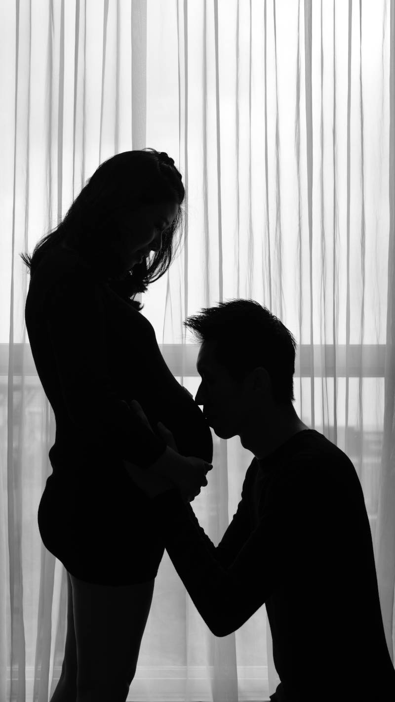 maternity couple silhouette