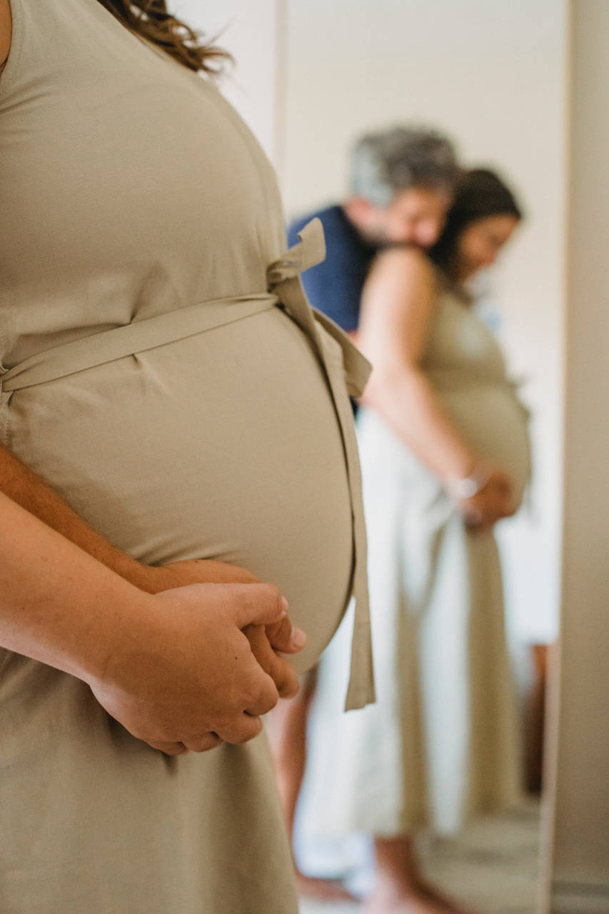 using a mirror in couple maternity photoshoot