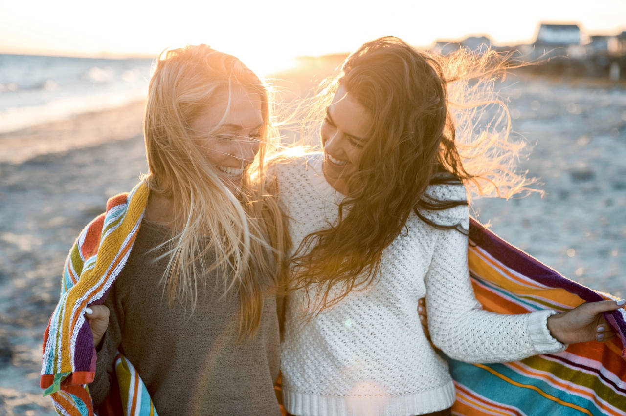 28 Fun Ideas & Poses for Best Friend Photoshoots