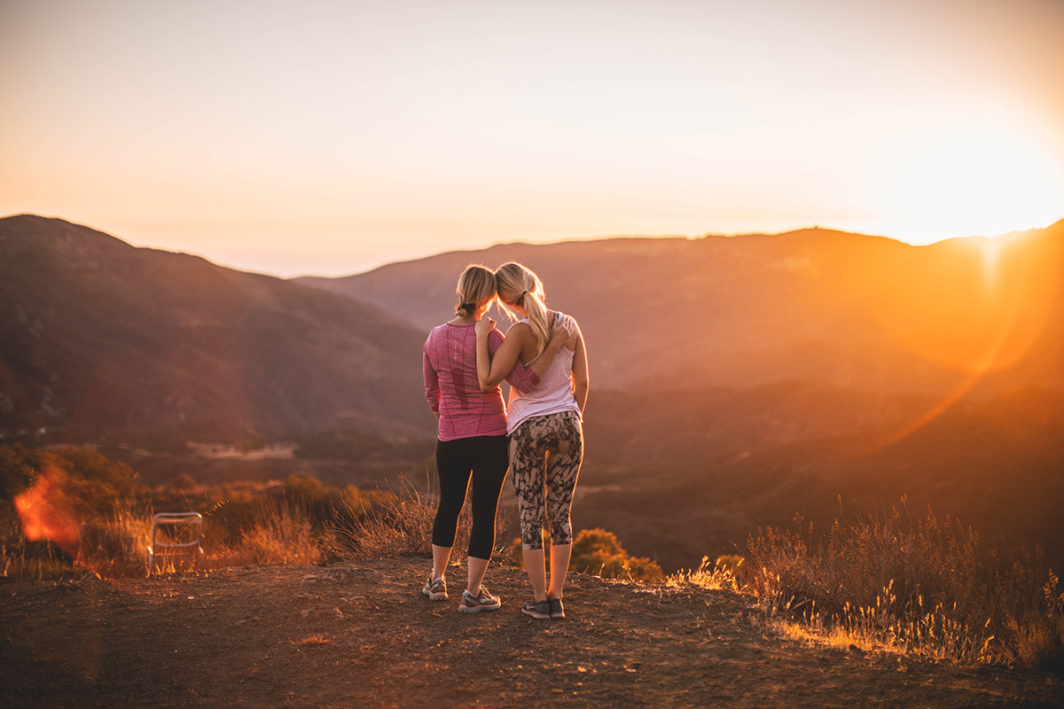 The Best Poses and Ideas for a Best Friend Photoshoot | Skylum Blog