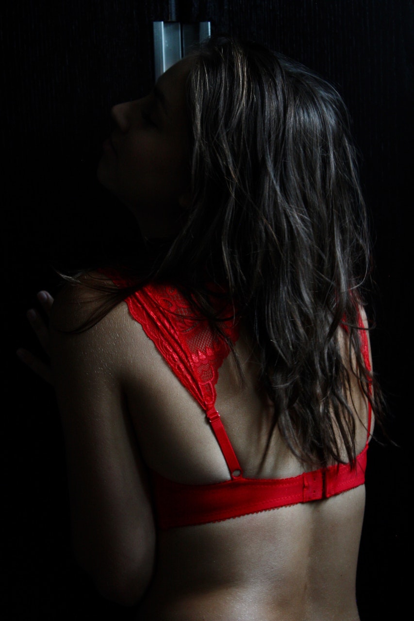 red lingerie in buodoir photoshoot