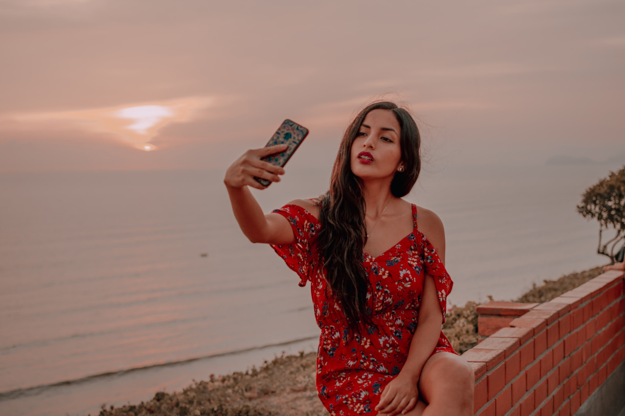 8 Best Instagram Selfie Poses: Level up Your Selfie Game | Fotor